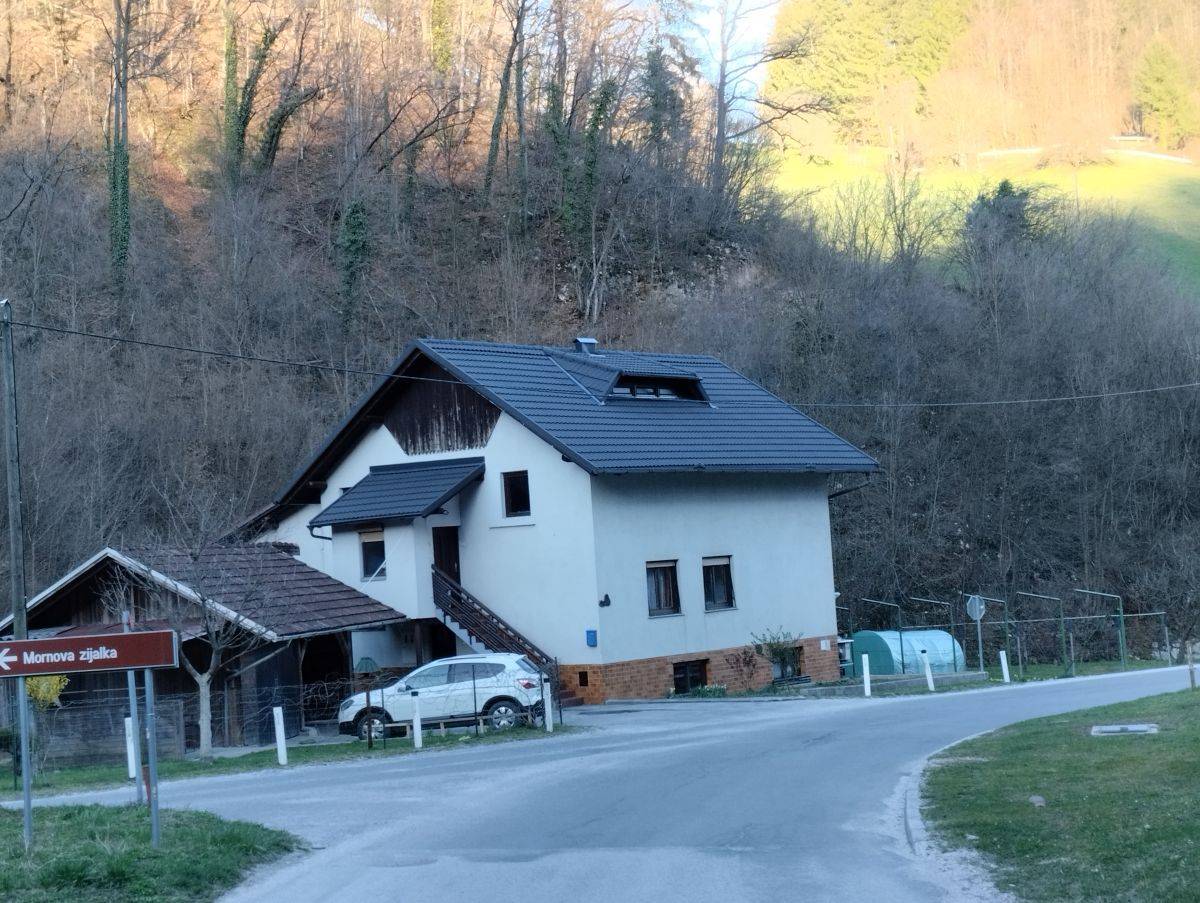 Enodružinska hiša
