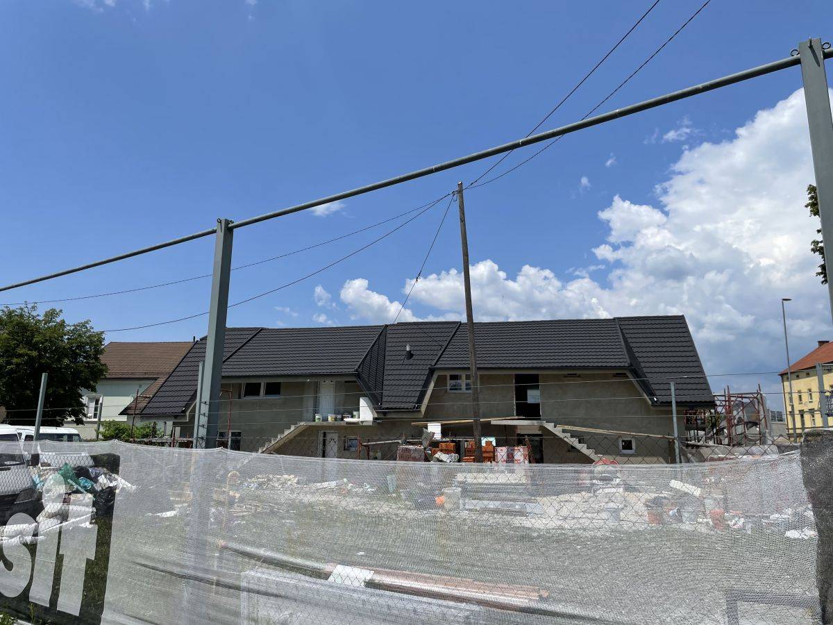 Večstanovanjska hiša