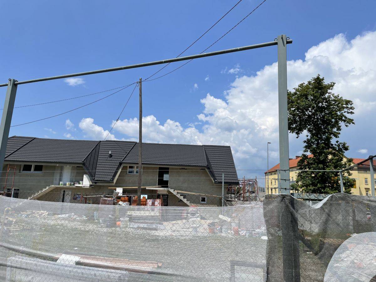 Večstanovanjska hiša