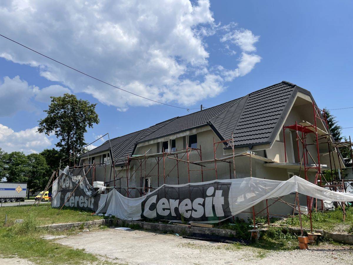 Večstanovanjska hiša