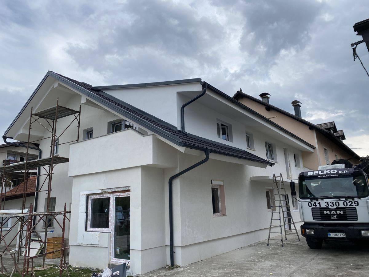 Večstanovanjska hiša