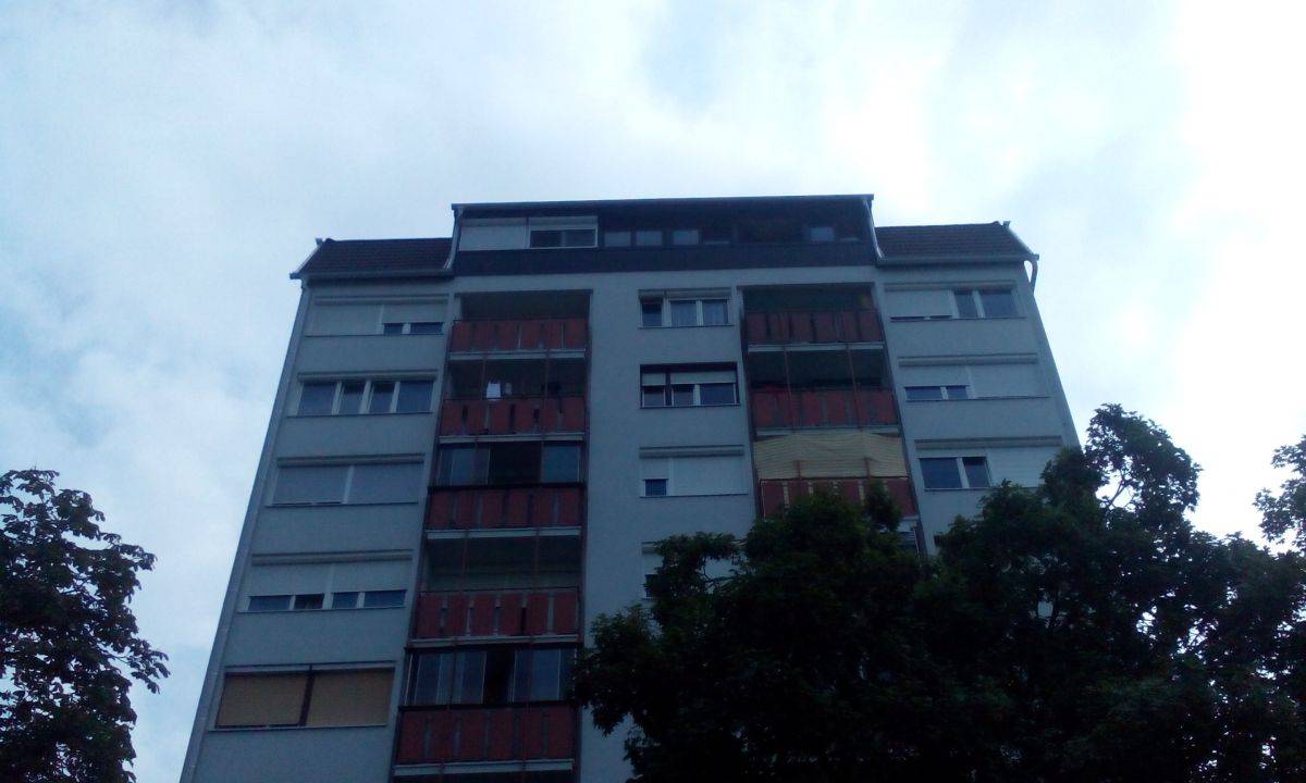 Večstanovanjska hiša