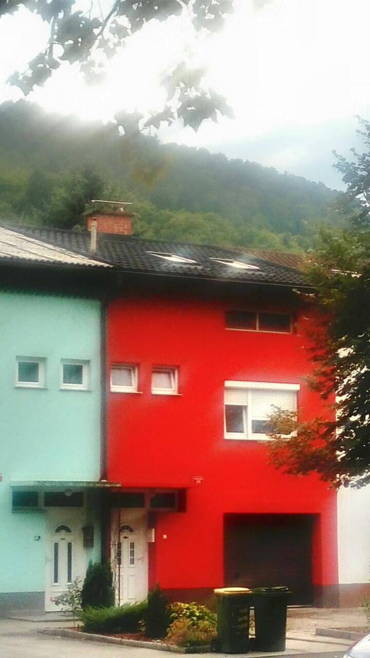 Večstanovanjska hiša