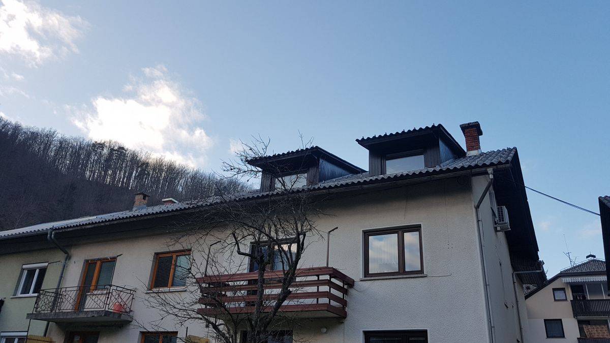 Večstanovanjska hiša